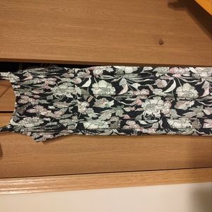 Knee length dress with pockets.